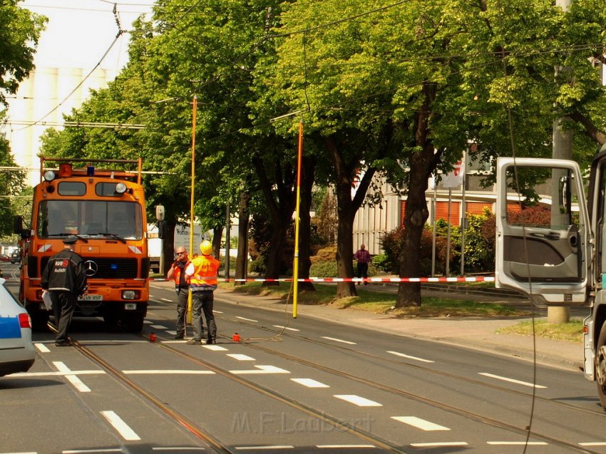 LKW riss Oberleitung ab Koeln Deutz Am Schnellert Siegburgerstr P054.JPG